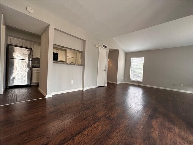 Building Photo - 2025 Augusta Dr