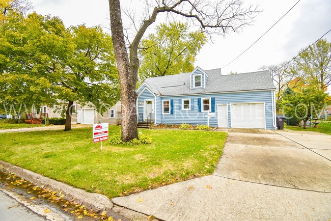 Building Photo - 3 Bedroom home with a fenced yard and atta...