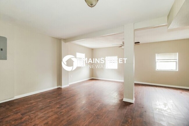 Building Photo - 3 Bedroom Pet-Friendly Home in Orlando, FL with Main Street Renewal