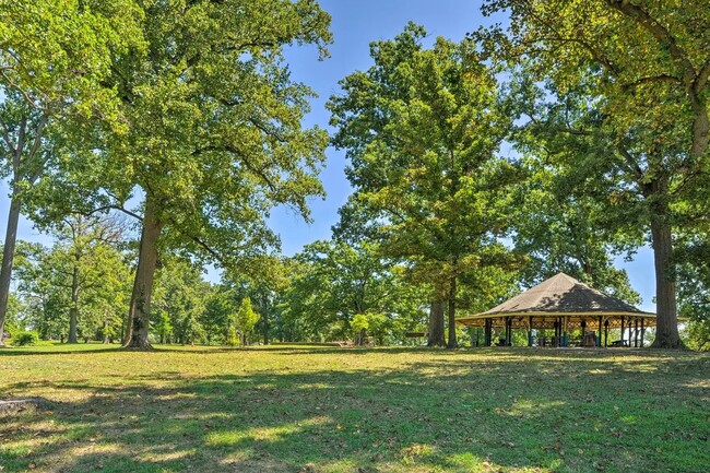 Building Photo - 941 Brooks Ln