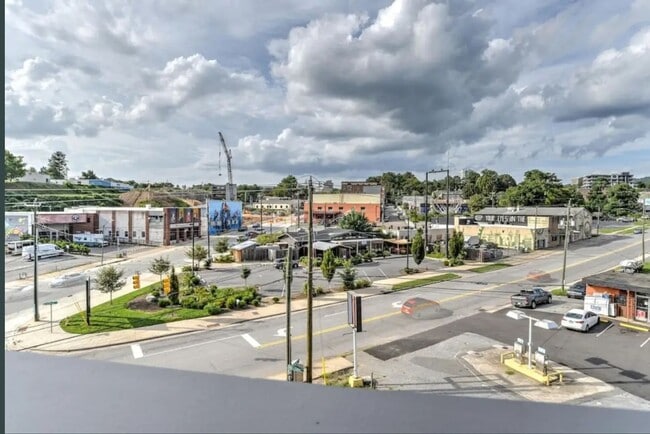 Building Photo - Stunning Furnished Townhouse in the South ...