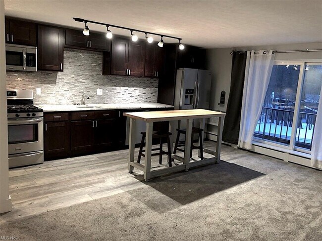 Building Photo - 6000 Nob Hill Dr