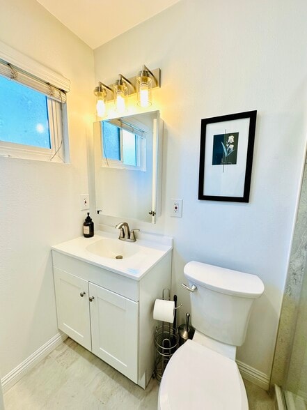 Guest Bathroom1.1 - 1307 Aviation Blvd