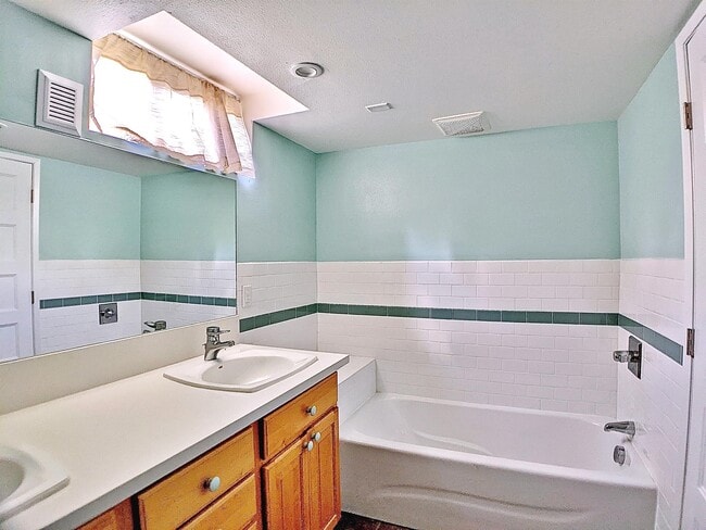 Building Photo - 5404 NE 54th Ave