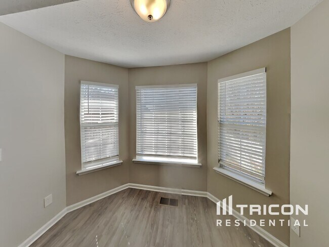 Building Photo - 275 Iris Dr