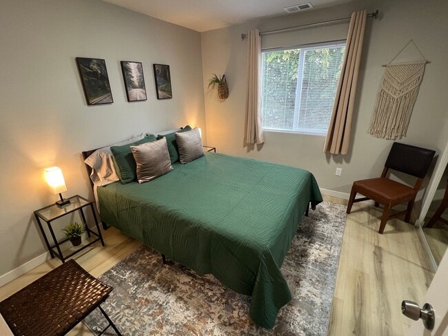 Building Photo - Beautiful 3 bed 2.5 bath Duplex Conveniently Located In Lebanon!