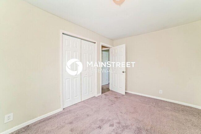 Building Photo - 3 Bedroom Pet-Friendly Home in Knoxville, TN with Main Street Renewal