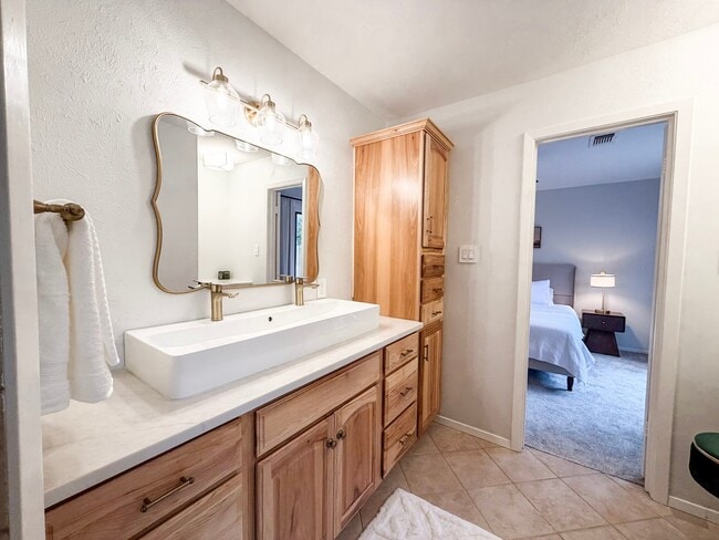 Building Photo - 29 Pinewood Forest Ct