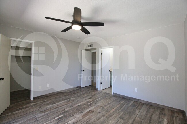 Building Photo - 967 W La Jolla Dr