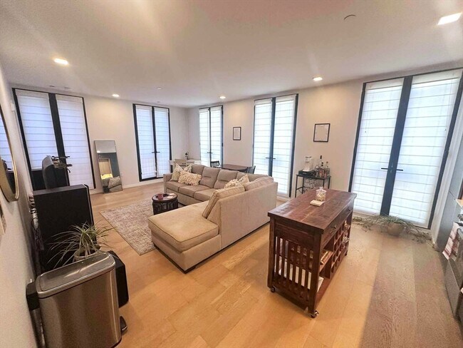 Building Photo - 9-11 Burney St