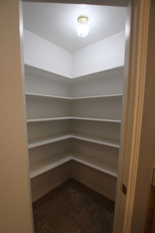 Building Photo - Beautiful 4 bedroom 2 bath home in Flint!