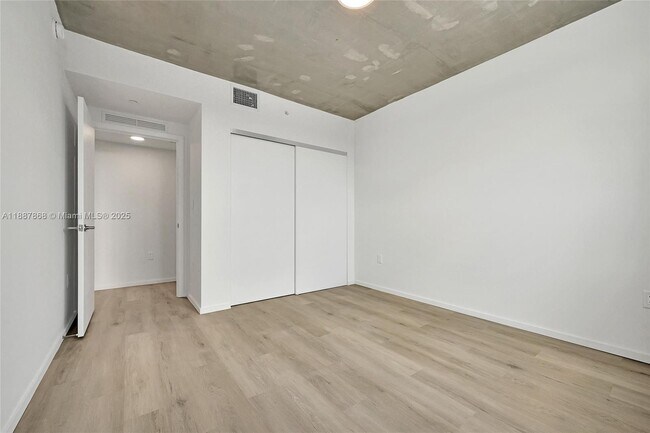 Building Photo - 475 NE 125th St