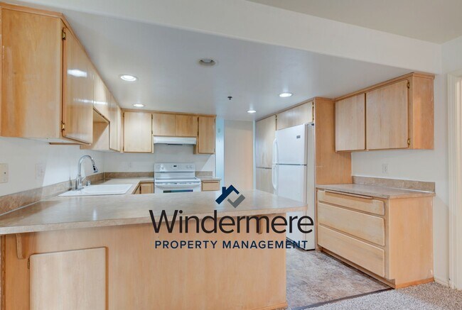 Building Photo - 3 Bed 2 Bath Ground Level Condo