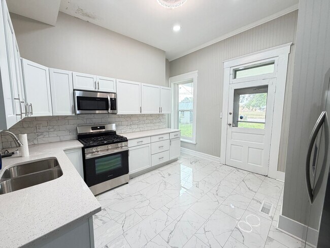 Building Photo - Huge 4 Bed and 2.5 Bath Home!