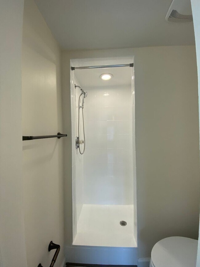 Building Photo - NEWLY RENOVATED 2 BED 2 BATH CONDO NEAR UC...