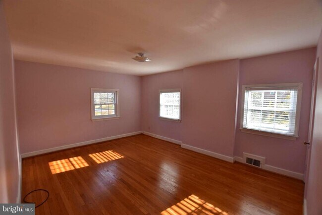 Building Photo - 10118 Cedar Ln