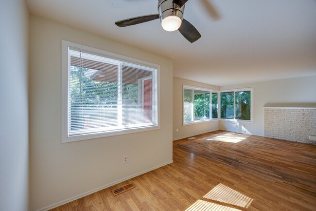 Building Photo - Charming House For Rent in Burien! Full Si...