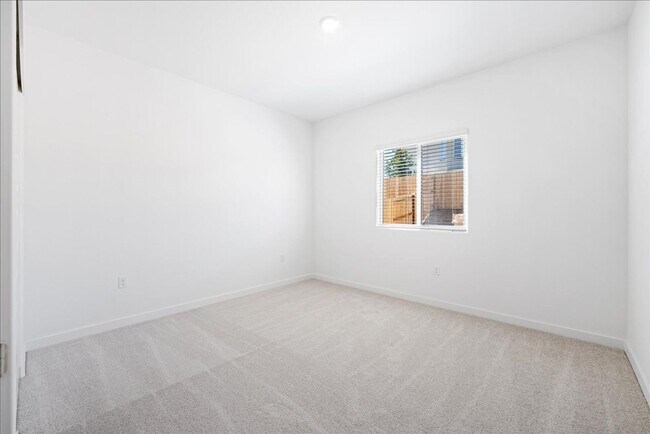 Building Photo - 3685 Vestland Ct