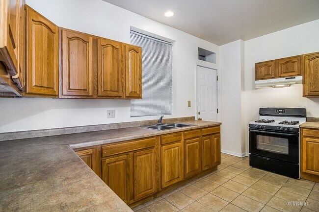 Interior Photo - 350-352 E 59th St