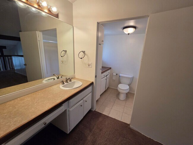 Building Photo - Charming 1 Bed, 1 Bath Lakewood Shores condo!