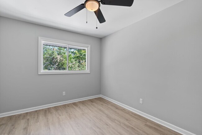 Building Photo - 400 Gallery Ln