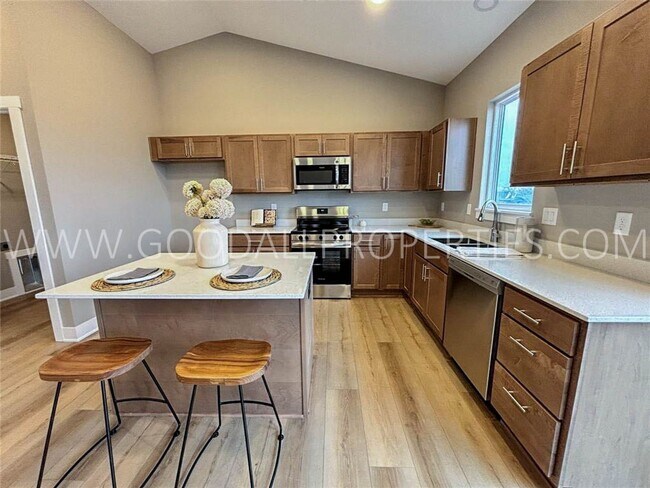 Building Photo - Stunning 4 bedroom, 3 bath Ranch Style Hom...