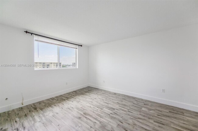 Building Photo - 2851 Leonard Dr