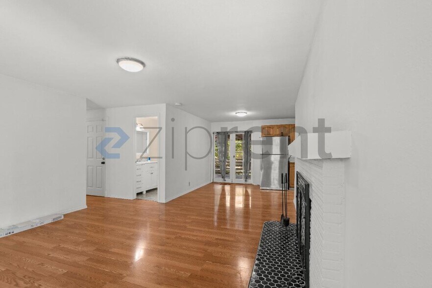 Building Photo - Unit Main House