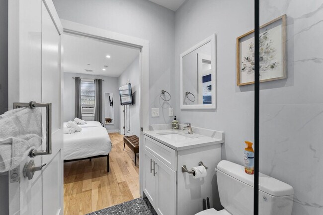 Building Photo - 1011 Bennington St