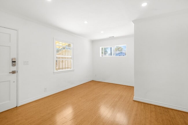 Building Photo - Updated 2BR Duplex in Angeles Mesa – Solar...