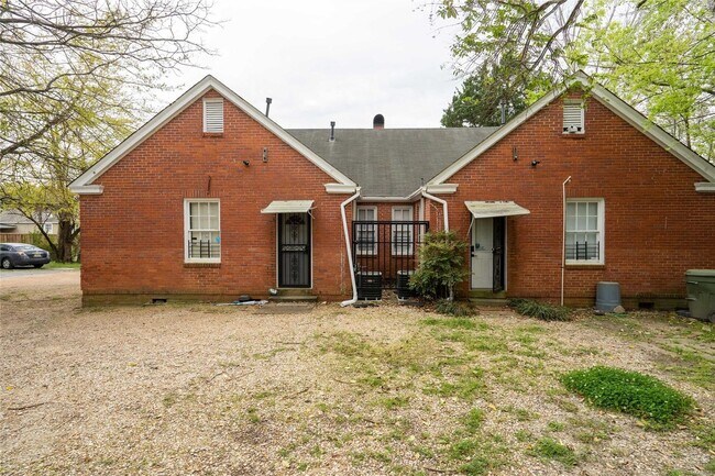 Building Photo - In the heart of Old Cloverdale!