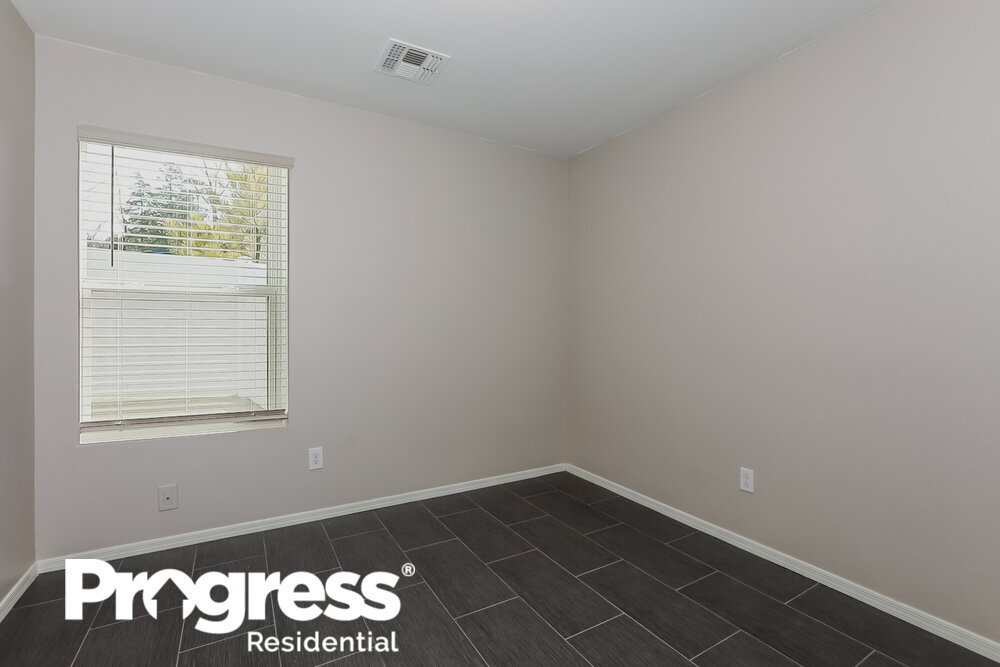 Building Photo - 1718 E Daniella Dr