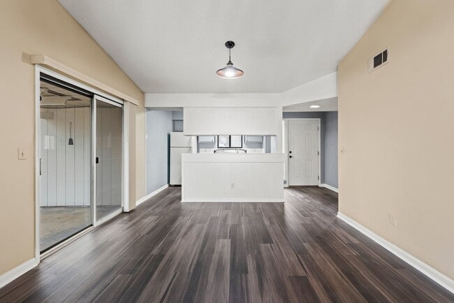 Building Photo - IDEAL LOCATION!