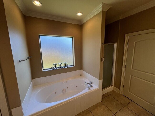 Building Photo - Must See!  Beautiful 4 bd, 3 ba home in co...