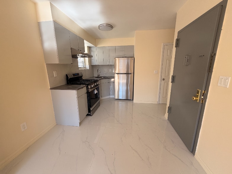 Building Photo - 1039 E 223rd St