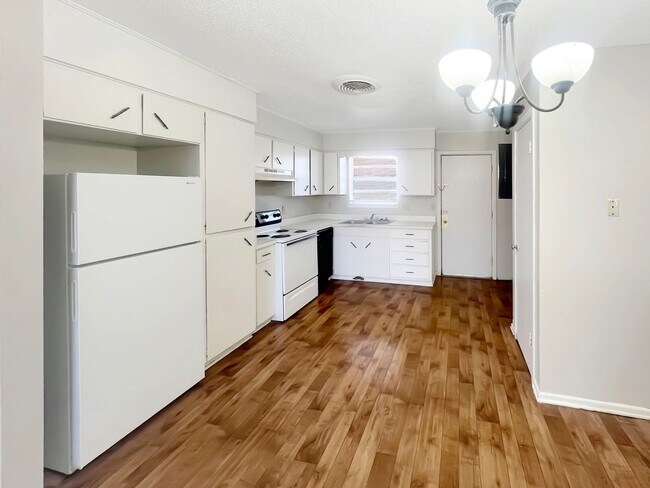Building Photo - 519-521-521 E Sunset Cir