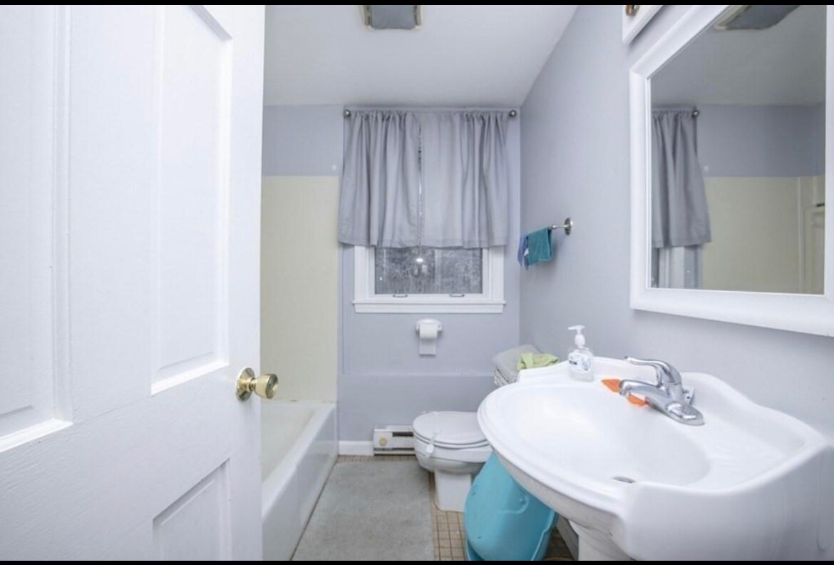 Bathroom #2 with tub - 647 N Main St