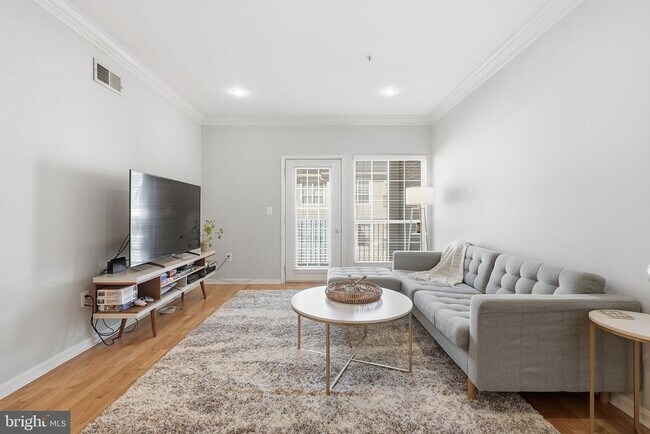 Building Photo - 4852 Eisenhower Ave