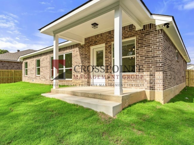 Building Photo - Beautiful and Spacious 3-Bedroom, 2-Bath Rental Home with Modern Finishes