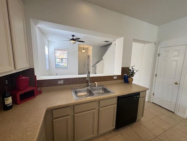 Building Photo - 3 Bedroom 2 1/2 Bathroom Townhome in the Gated community of Compass Bay