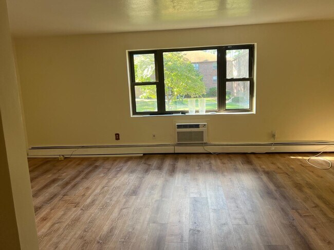 Building Photo - 4 Brook Rd