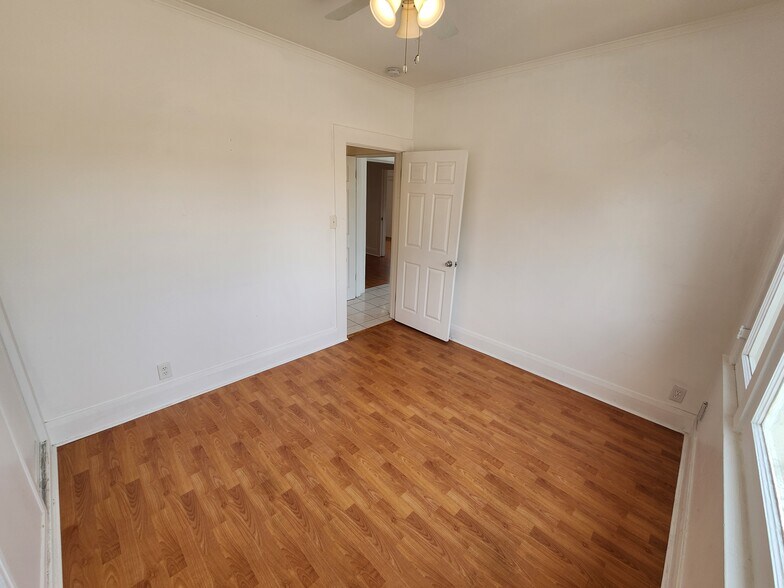 Building Photo - 820 N Edgemont St