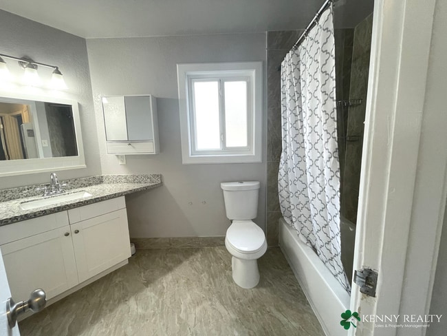 Building Photo - Two Bedroom Unit in Duplex with Garage Space and Washer and Dryer