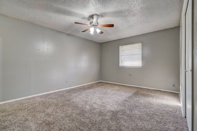 Building Photo - 3 bed 2 bath duplex in Midwest City