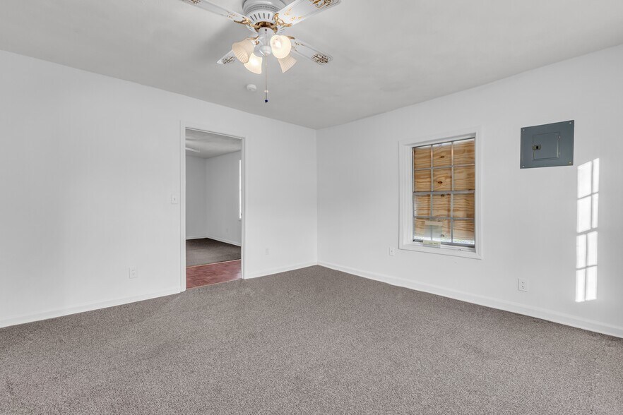 Building Photo - 523 18th St N