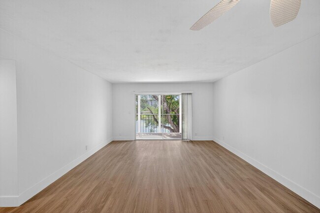 Building Photo - 14375 Strathmore Ln