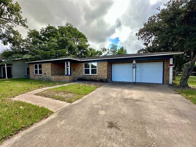 Building Photo - 6 E Southlawn Ave