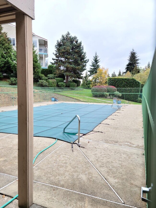 Building Photo - Spacious two bedroom condo!