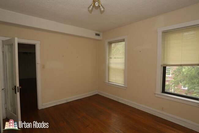 Building Photo - 3517 N Racine Ave