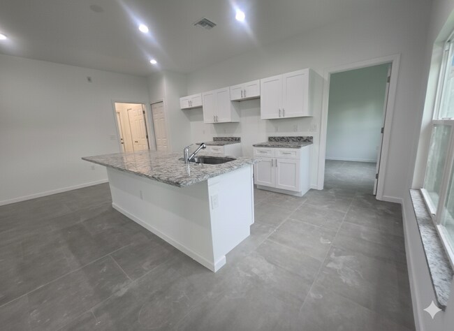 Building Photo - Large 3 Bedroom, 2 Bath + Den